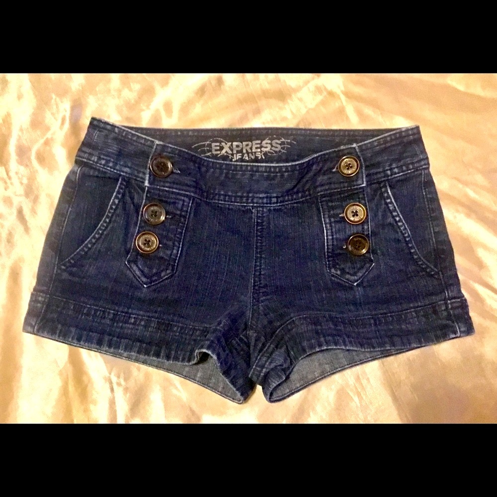 Cute Express button side jean shorts